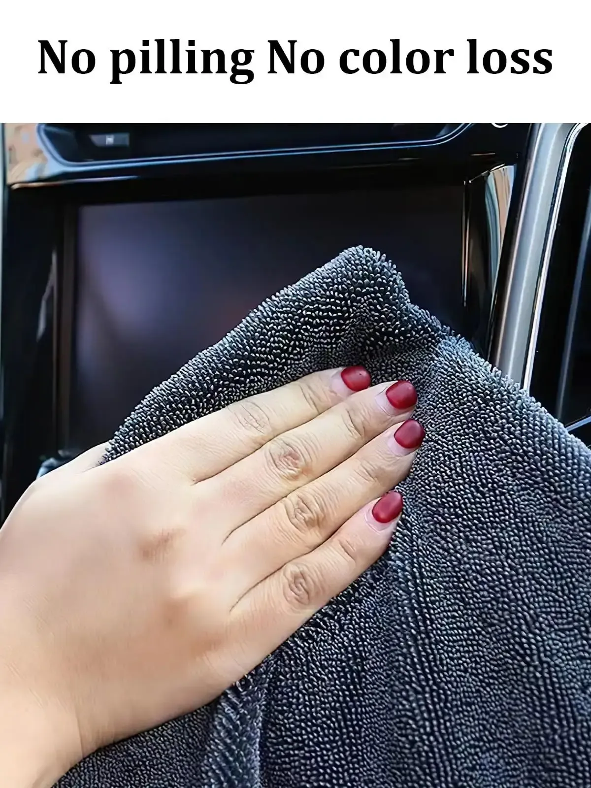 Lingette microfibre en situation d'usage dans la salle de bain