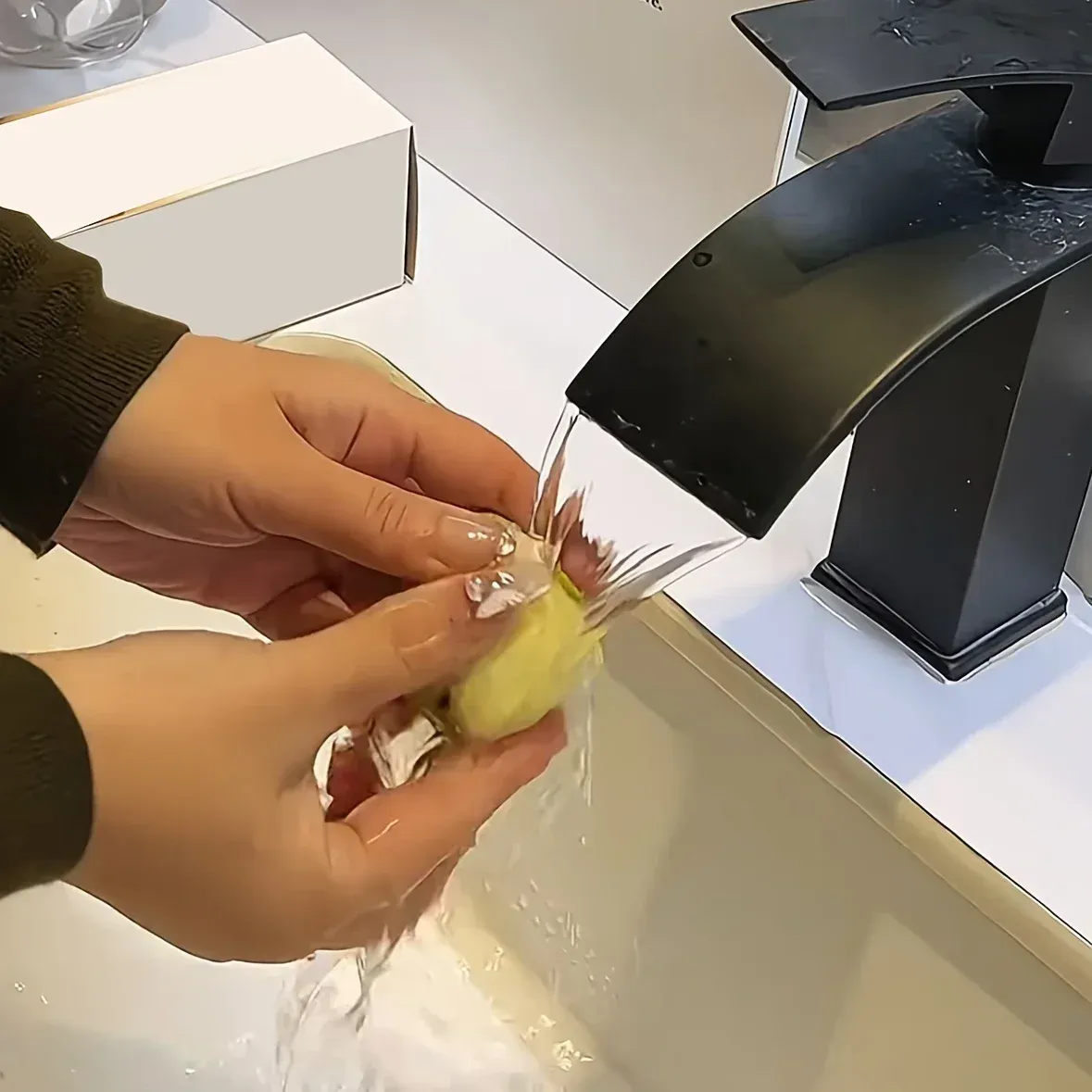 Nettoyage d'un lit avec le rouleau à peluches