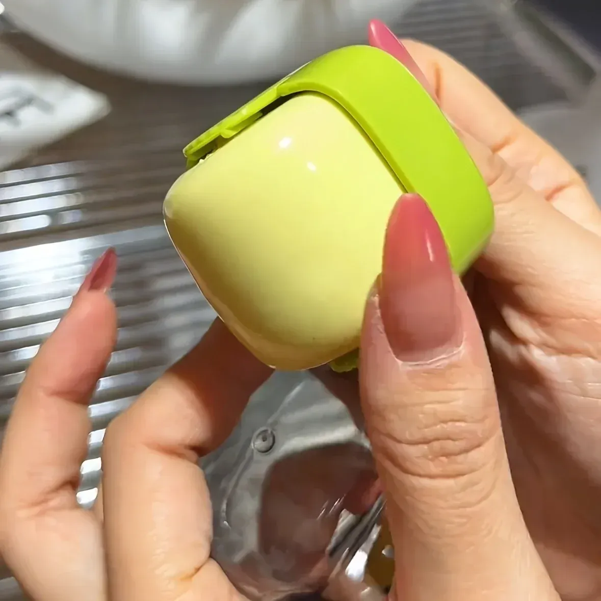 Nettoyage de vêtements avec le rouleau à peluches