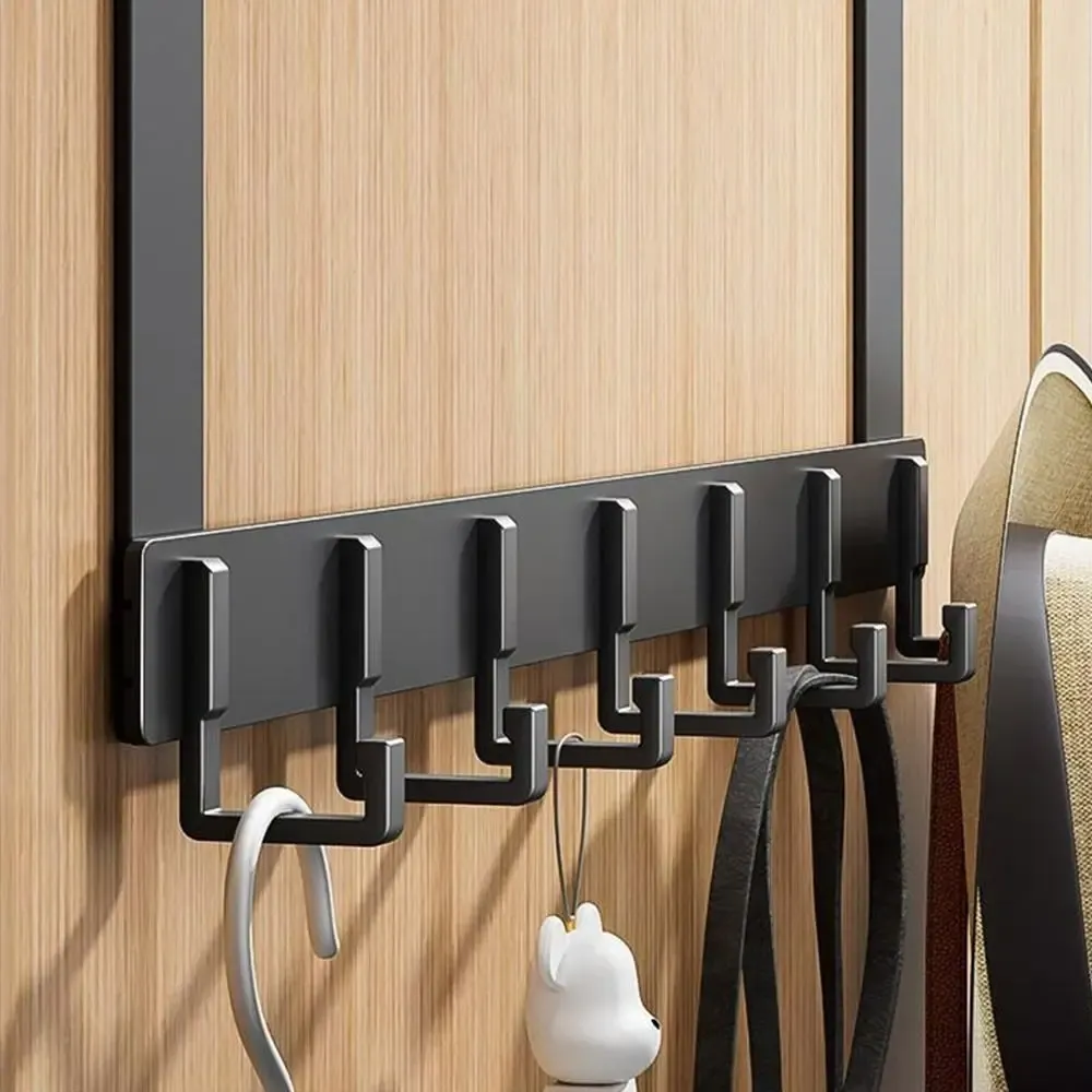 Accessoires de cuisine suspendus à la porte