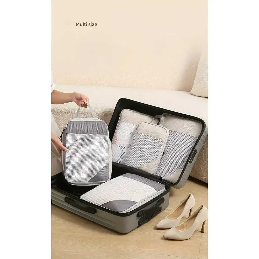 Cubes de compression organisant des vêtements dans une valise