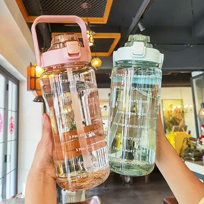Gourde de sport portable de 2 litres avec paille 2