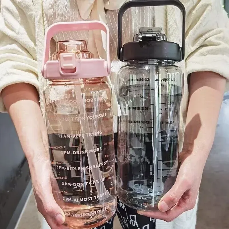 Gourde de sport portable de 2 litres avec paille 3