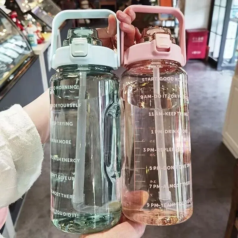 Gourde de sport portable de 2 litres avec paille 4