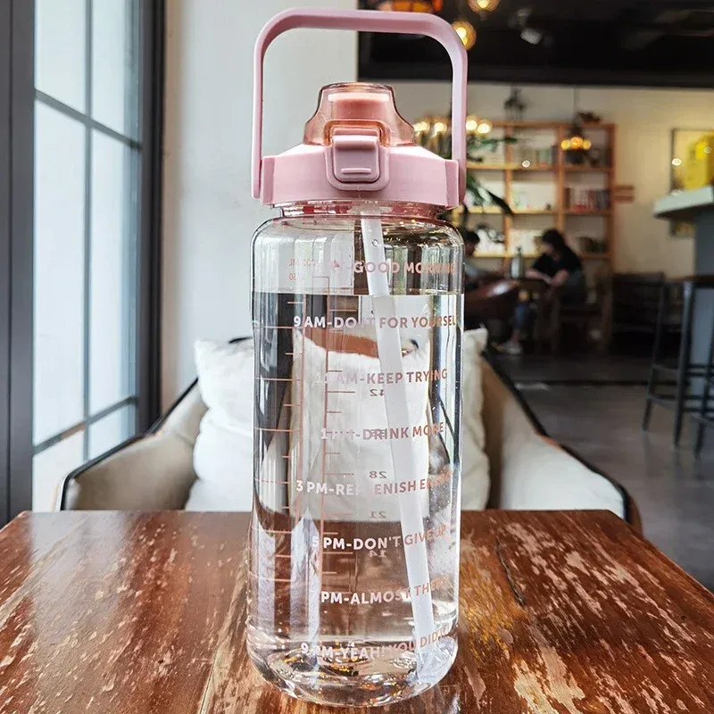 Gourde de sport portable de 2 litres avec paille 5