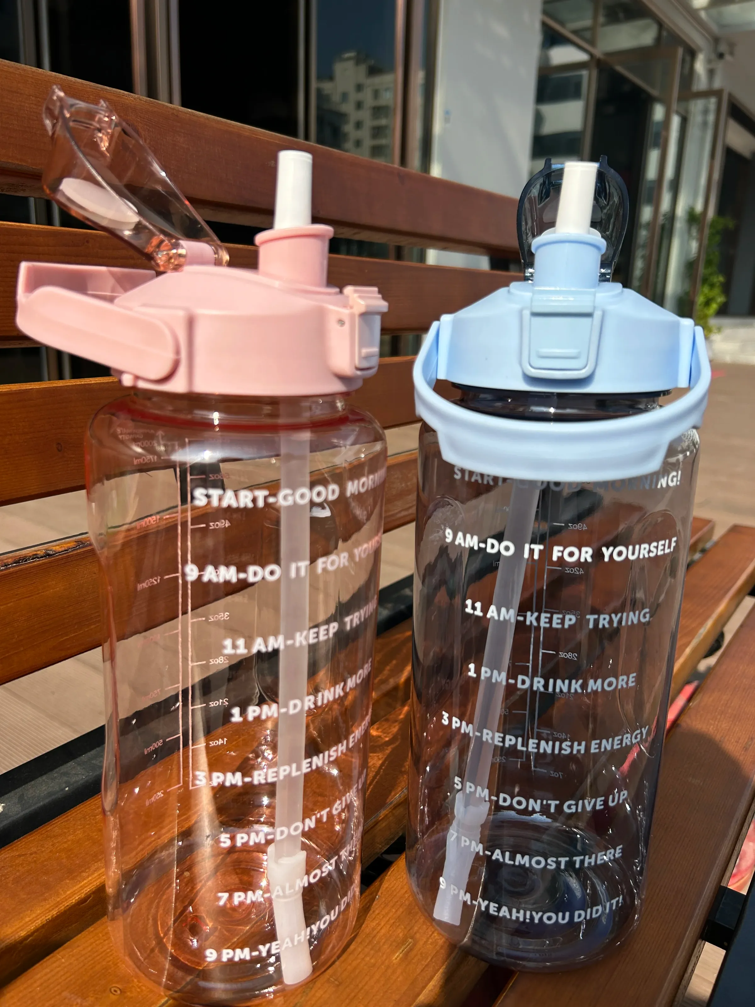 Gourde de sport portable de 2 litres avec paille 6