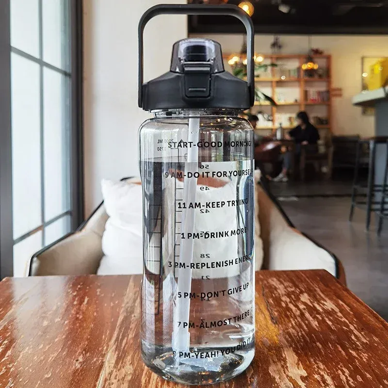 Gourde de sport portable de 2 litres avec paille 7