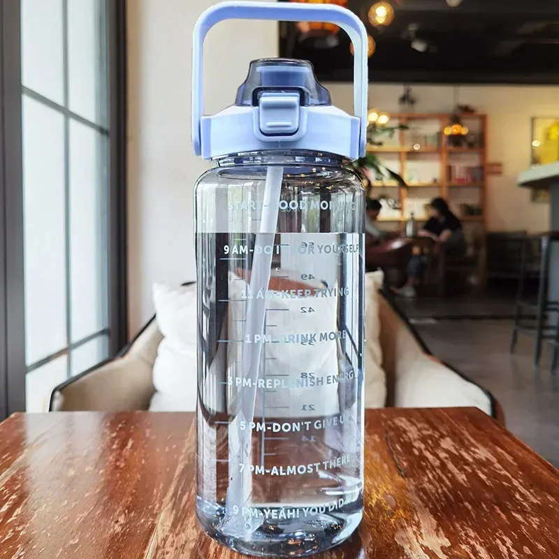 Gourde de sport portable de 2 litres avec paille 8