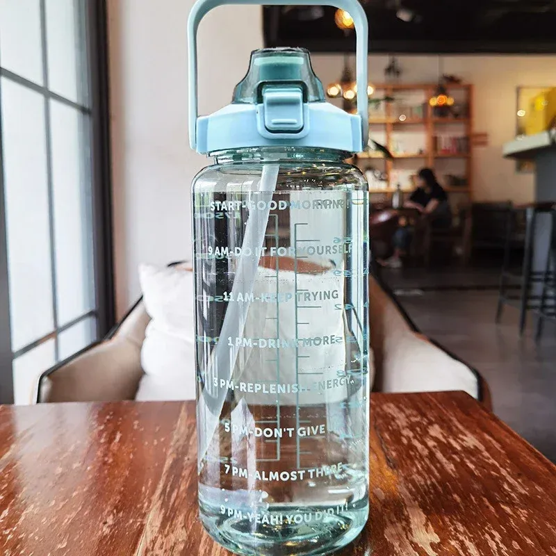 Gourde de sport portable de 2 litres avec paille 9
