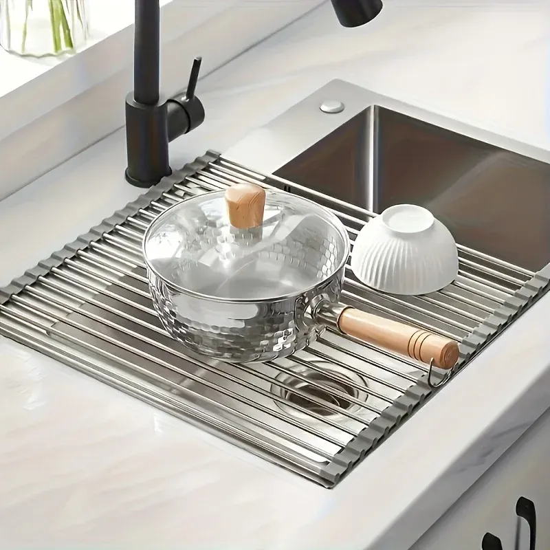Égouttoir à vaisselle dans un espace de cuisine compact