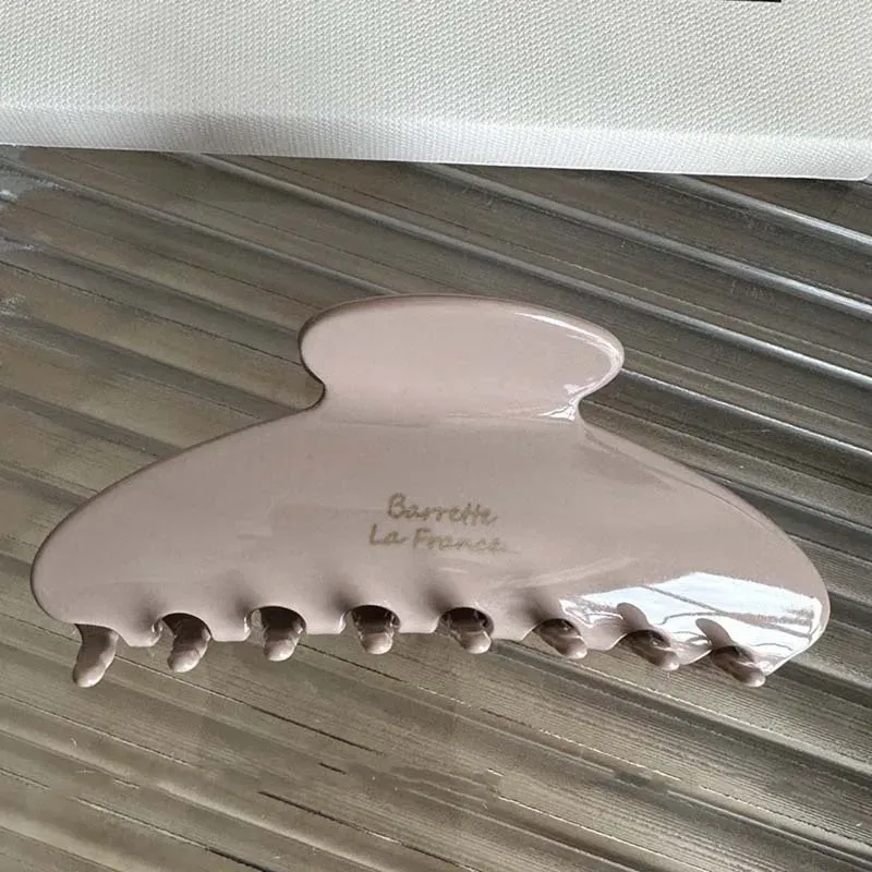 Pince à cheveux rétro, sous un autre angle