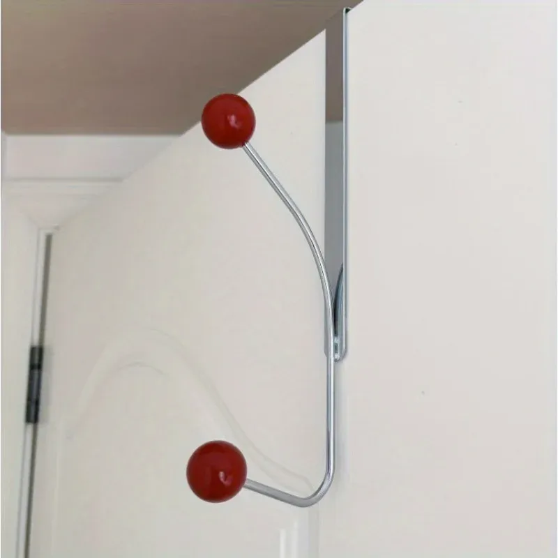 Crochet en fer suspendu sur une porte de chambre
