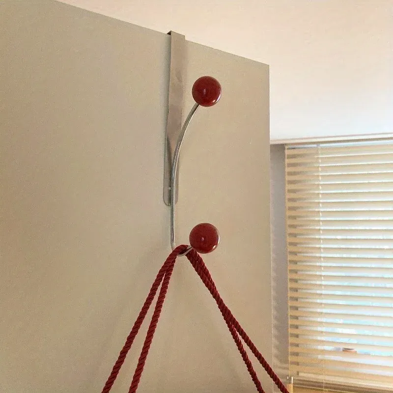 Crochet en fer utilisé dans une salle de bain