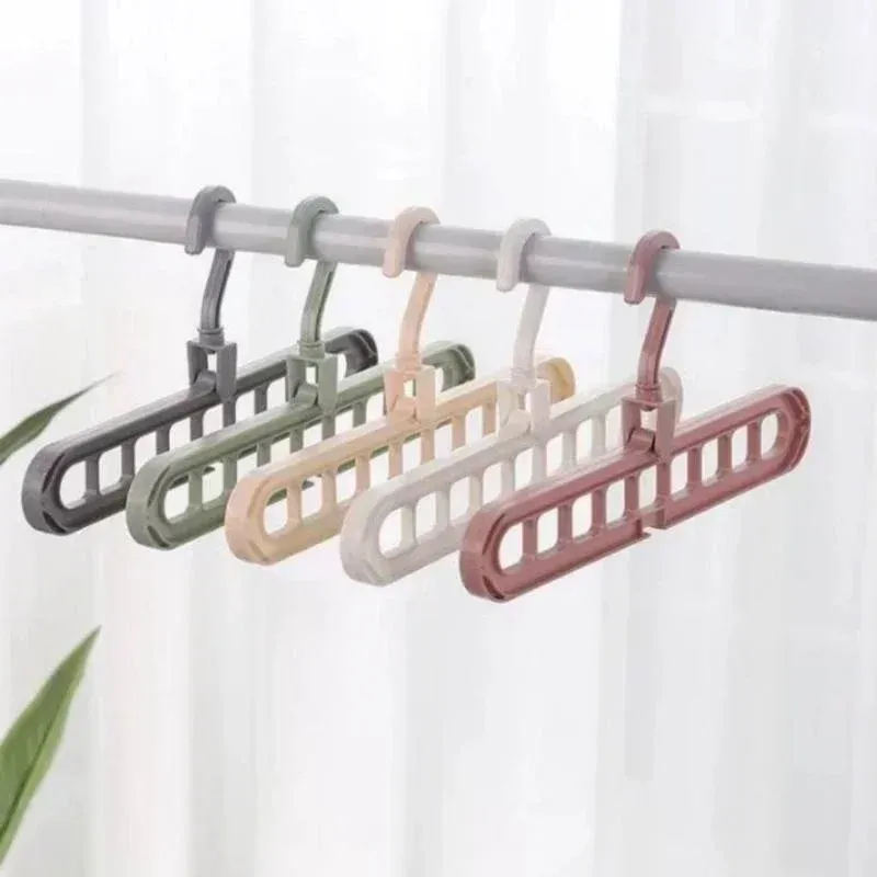 Cintre à vêtements à 9 trous, en situation