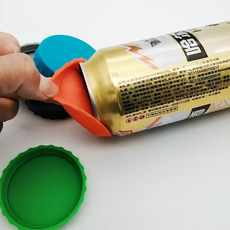 Couvercle en silicone posé sur une canette