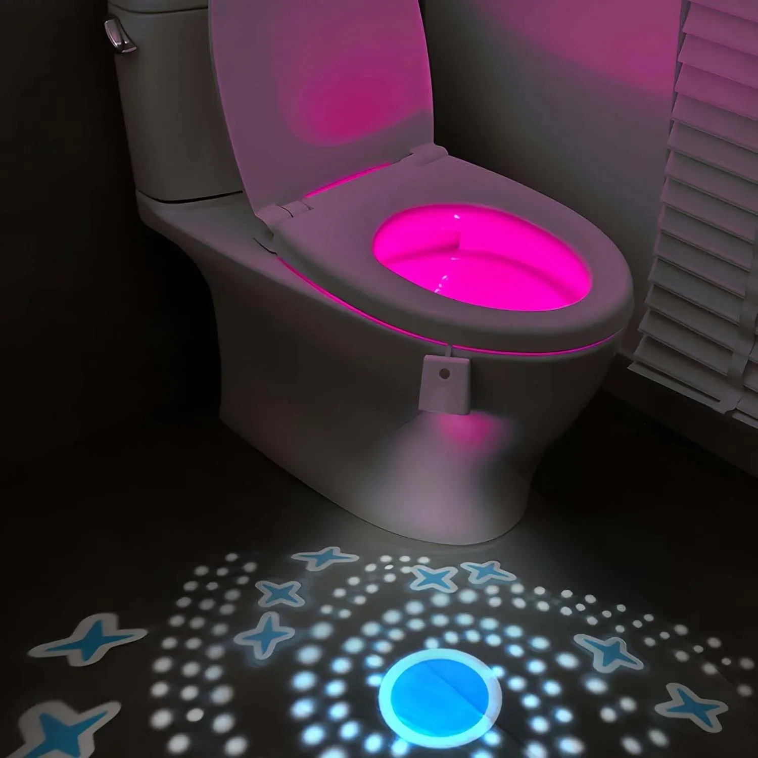 Lampe de nuit installée dans un couloir