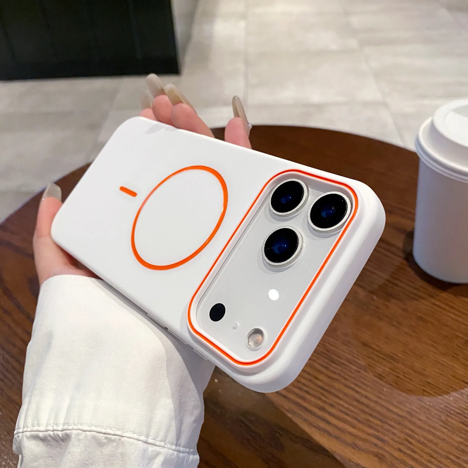 Coque magnétique mate pour iPhone, mise en situation