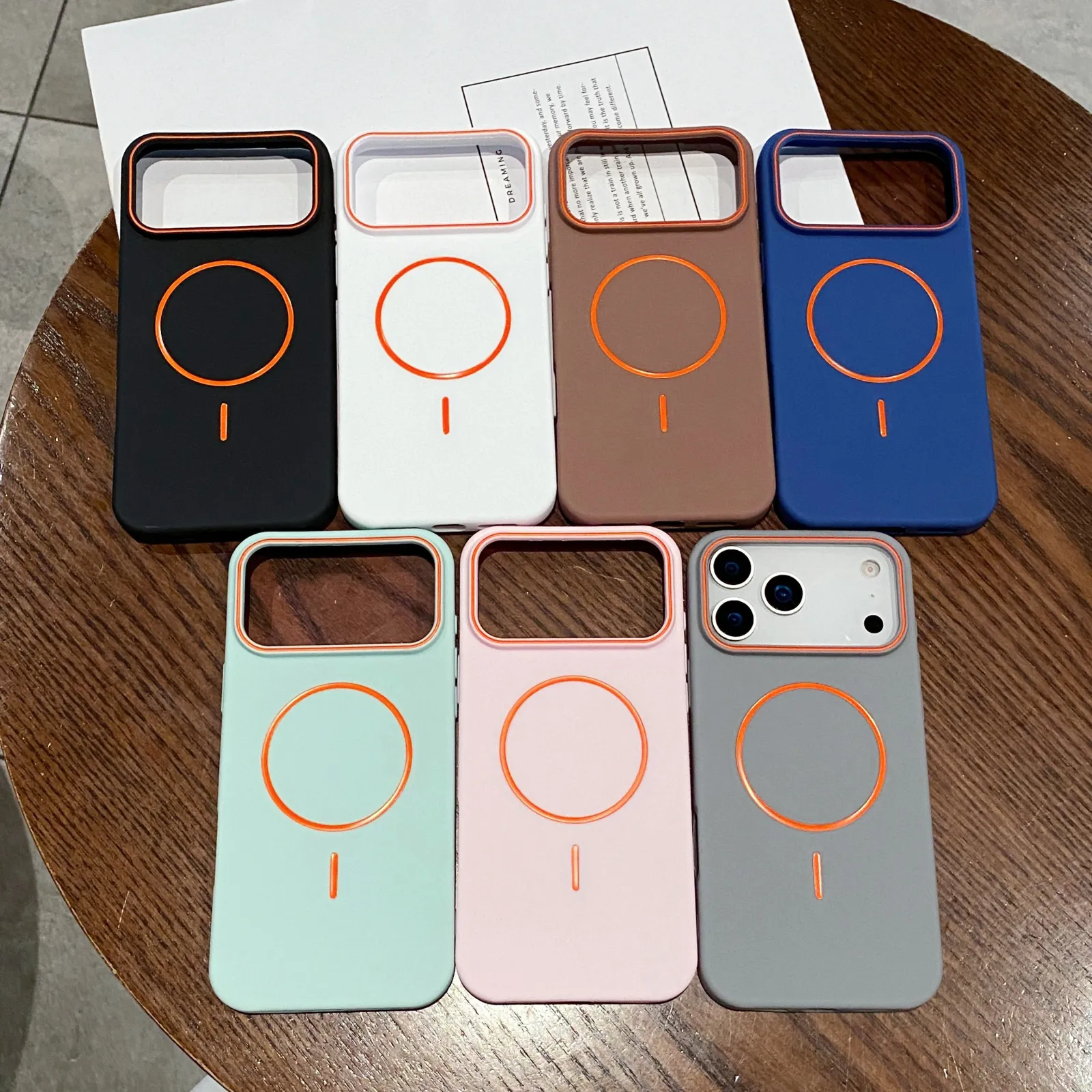 Coque magnétique mate pour iPhone, vue d'ensemble