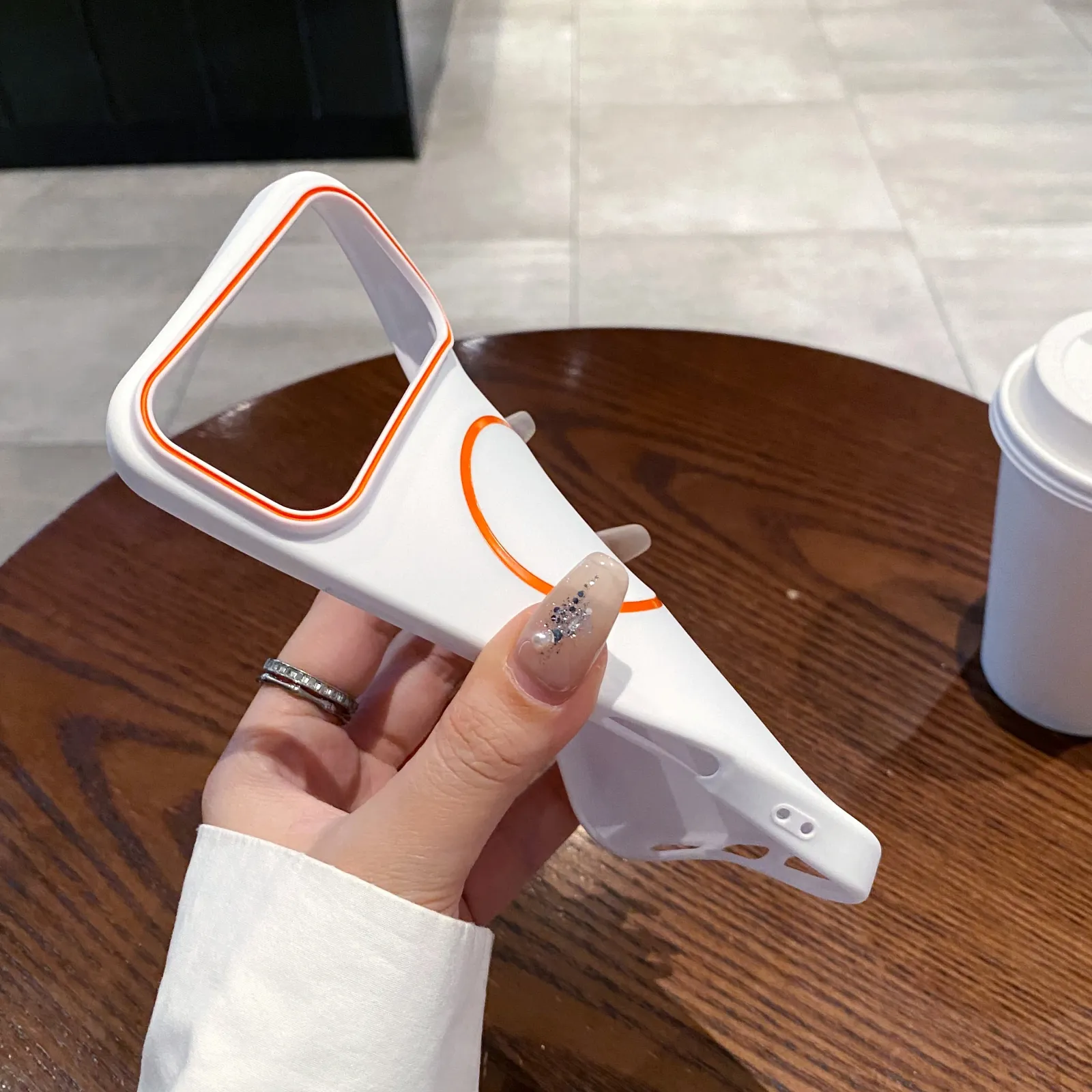 Coque magnétique mate pour iPhone, mise en situation