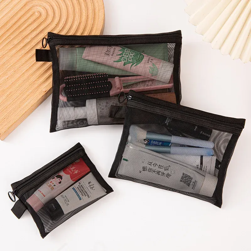 Détail de la trousse de maquillage noire