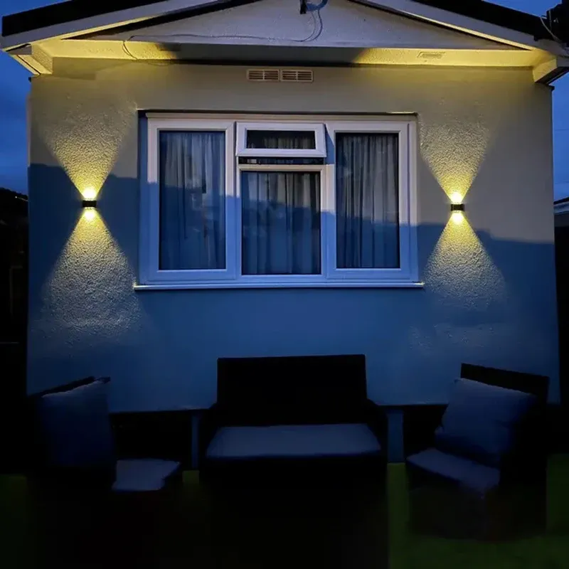Lampe murale solaire extérieure en ambiance