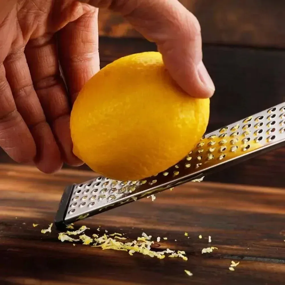 Râpe à fromage utilisée pour râper du fromage