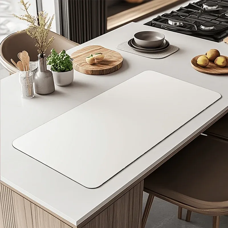 Tapis de souris grand format en simili cuir sur un bureau