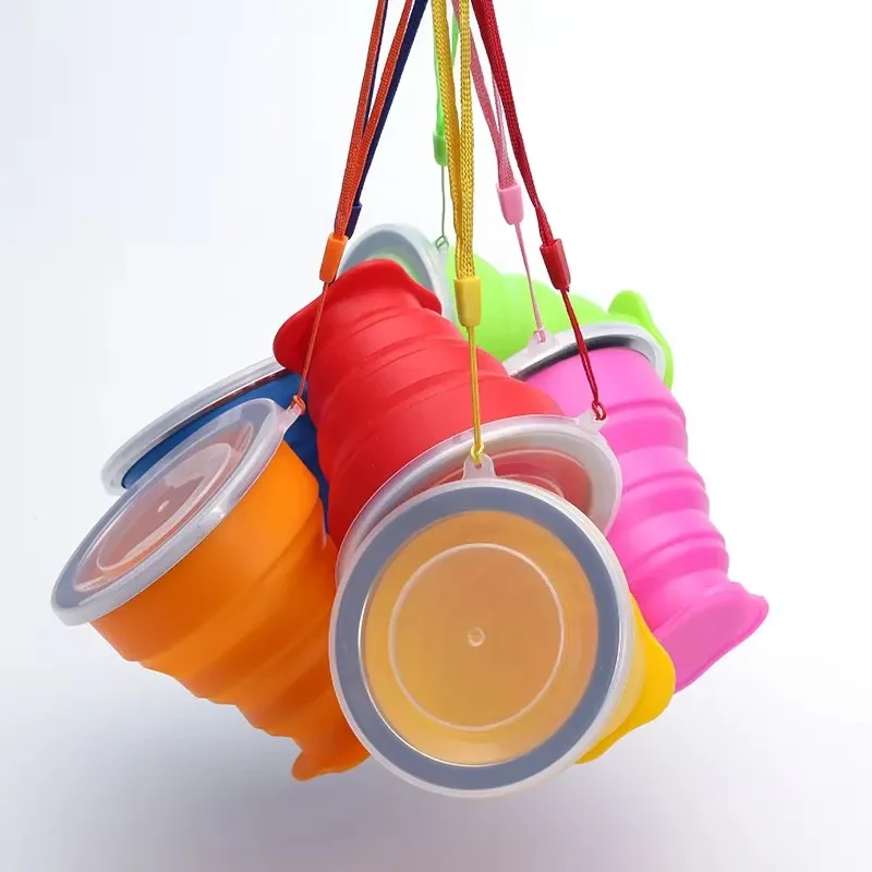 Tasse pliante en silicone, en usage