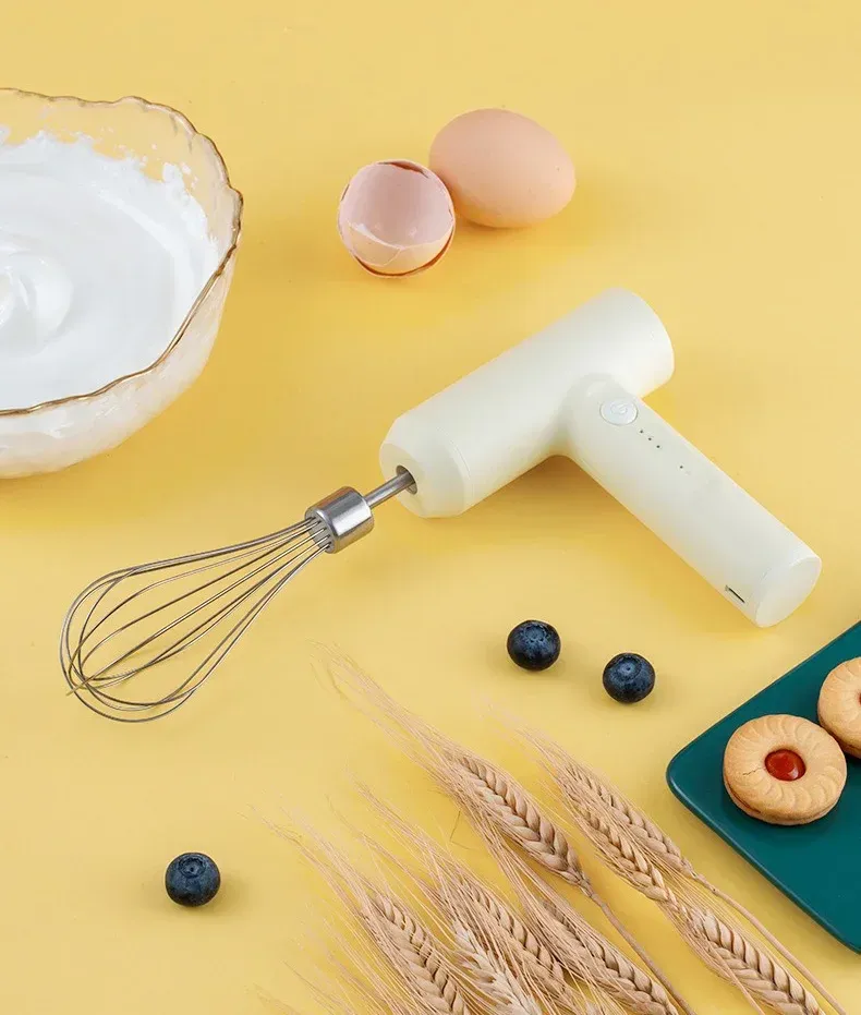 Batteur à œufs électrique, ambiance cuisine