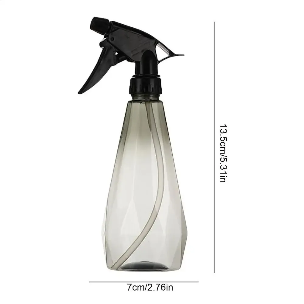 Pulvérisateur d'eau Mister utilisé au jardin