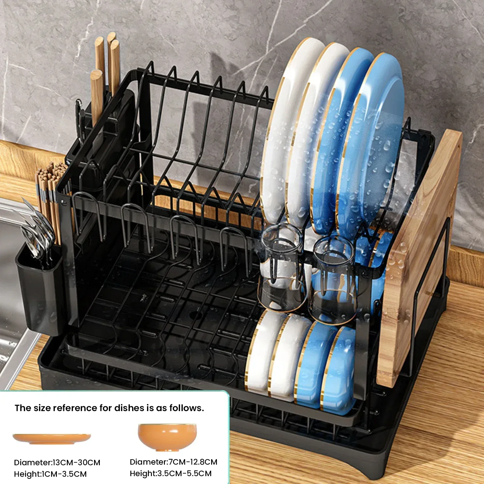 Égouttoir à vaisselle dans un espace de cuisine compact