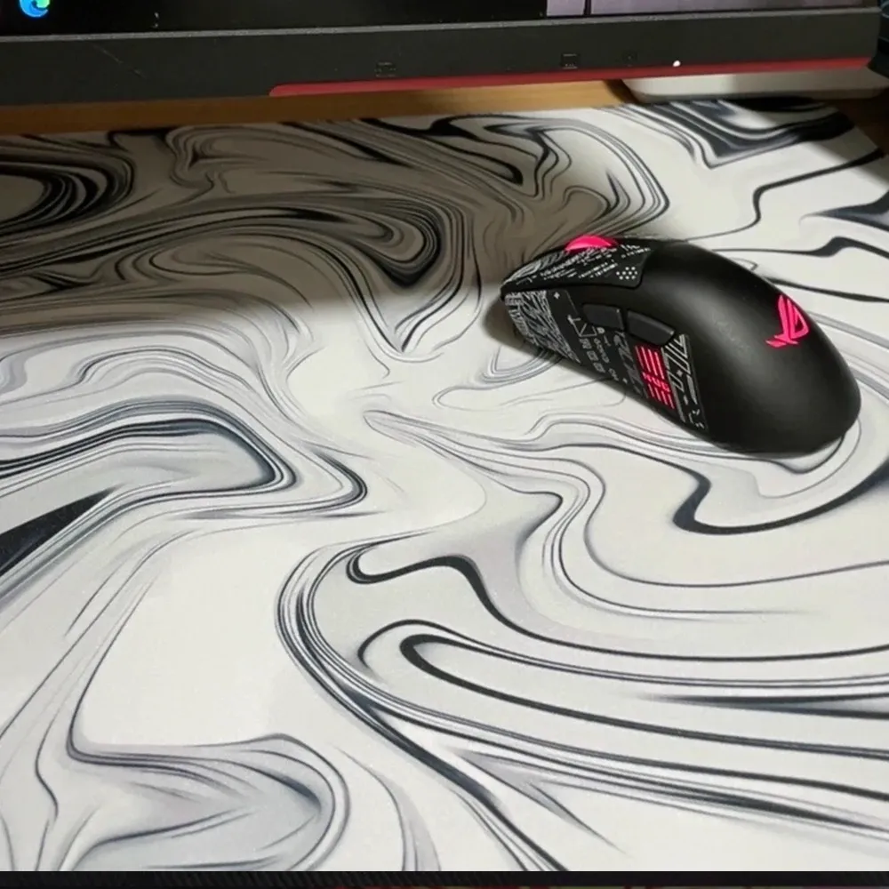 Finition du bord cousu du tapis de souris