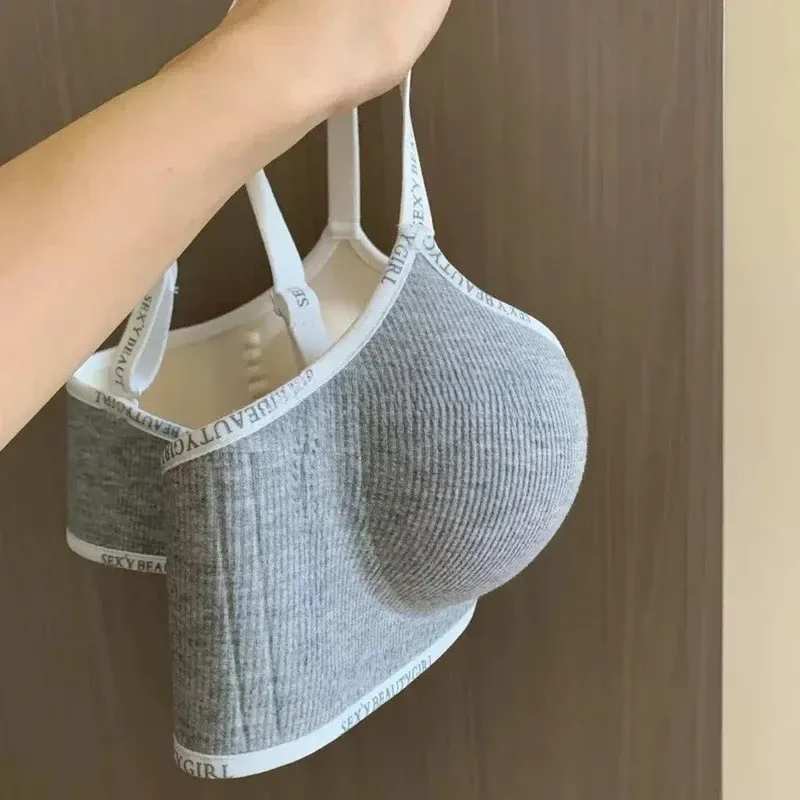 Bretelles croisées du soutien-gorge