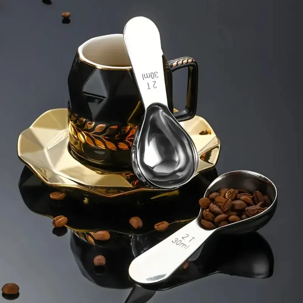 Cuillère à café dorée, finition soignée