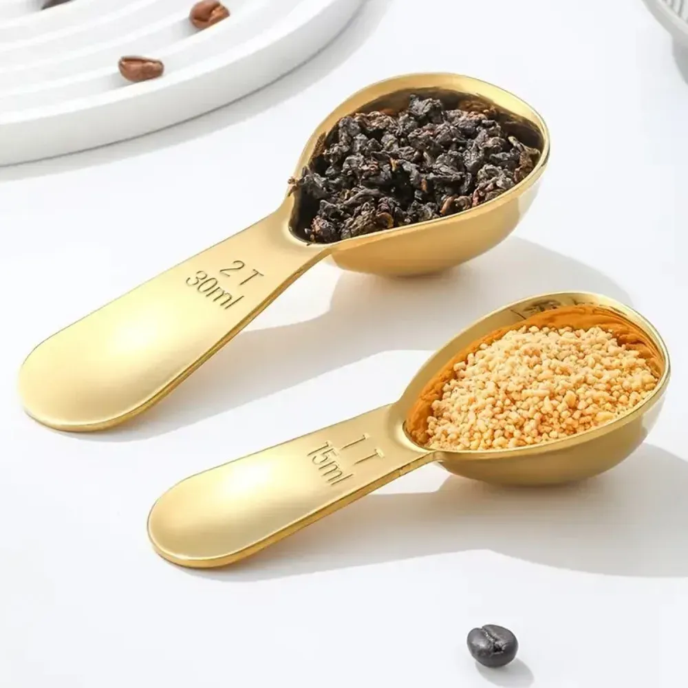 Cuillère à café dorée en cuisine moderne