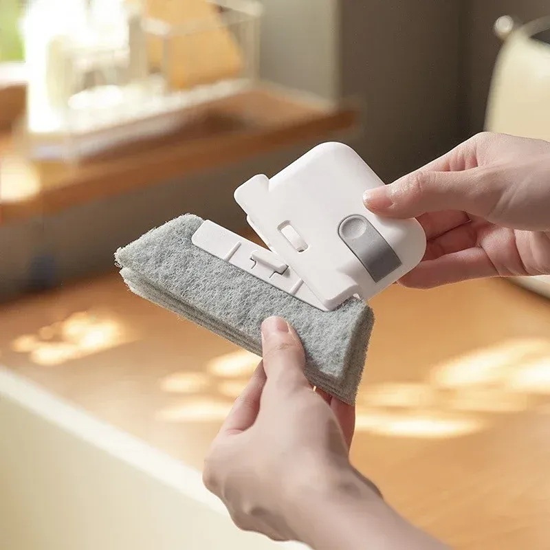 Brosse universelle pour fenêtre et porte, nettoyage d'un rail de porte