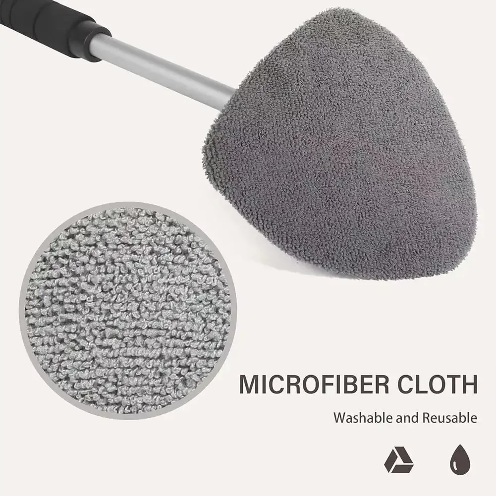Nettoyage d'un pare-brise avec la brosse en microfibre