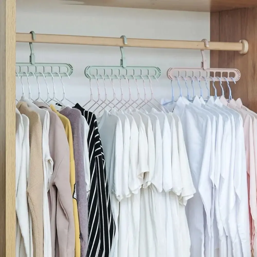 Organisation de vêtements avec le support