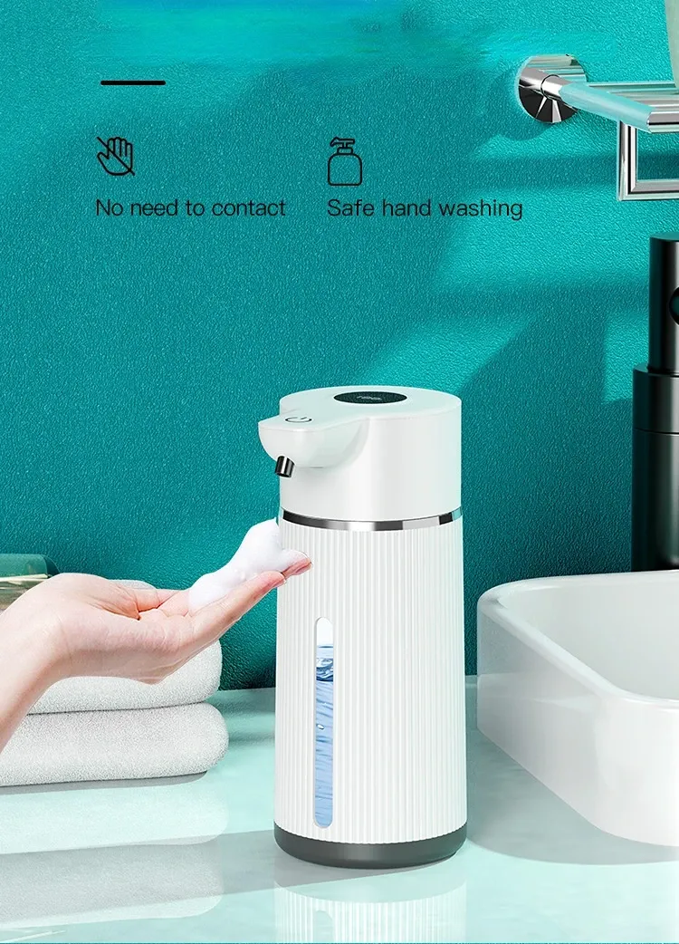 Distributeur de savon mural dans une salle de bain