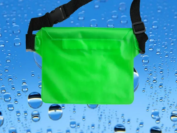 Sac de natation étanche en usage au bord de l'eau
