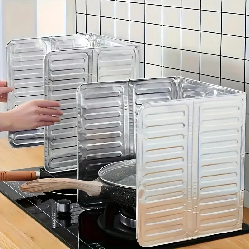Protection anti-éclaboussures pliable en aluminium, mise en situation en cuisine