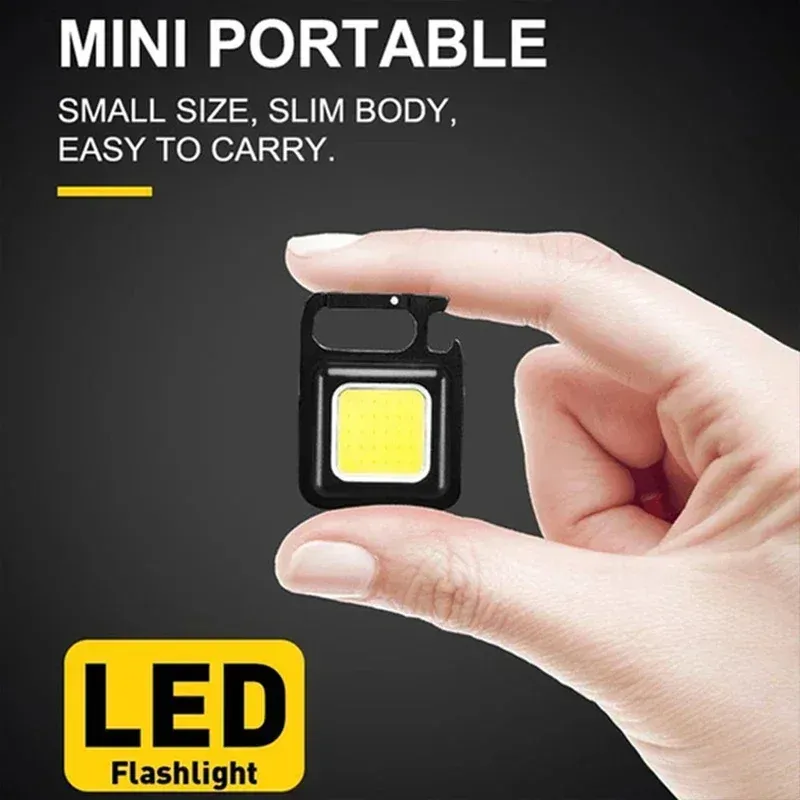 Lampe de poche porte-clés en usage extérieur