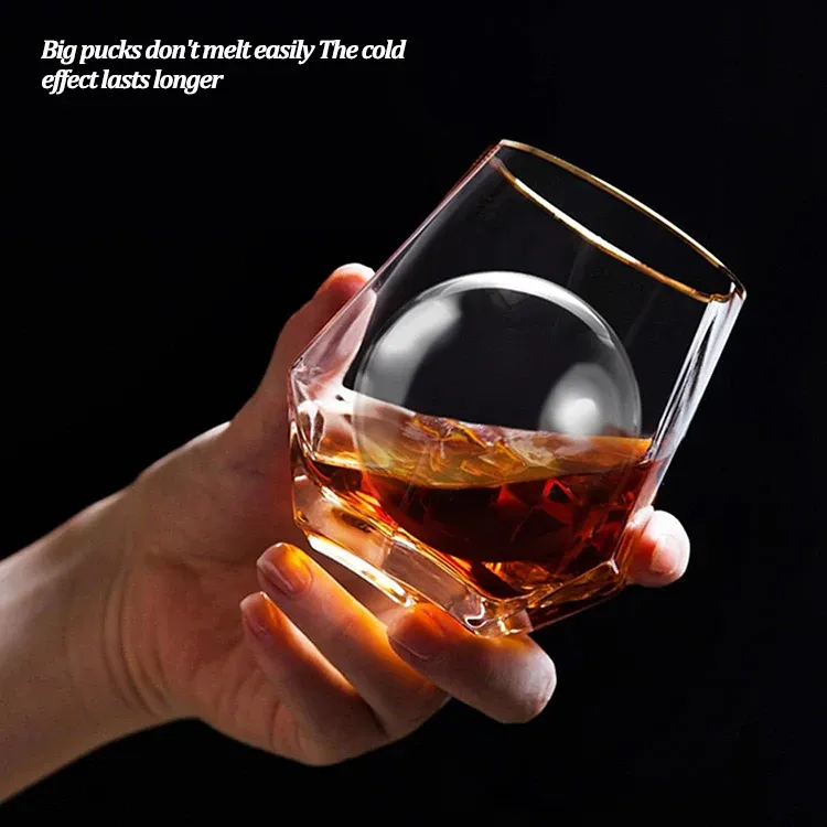 Boules de glace dans un cocktail d'été