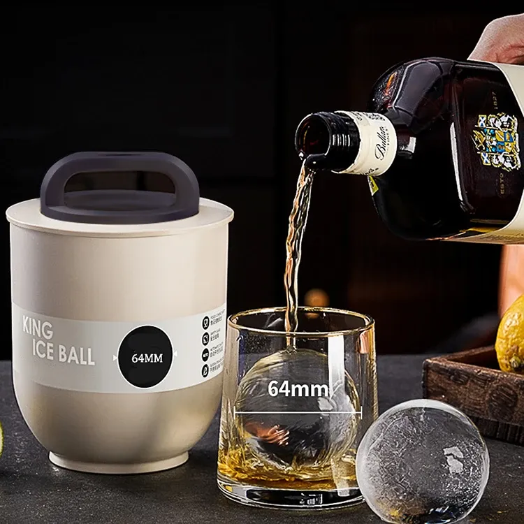 Boules de glace servies dans un verre de whisky