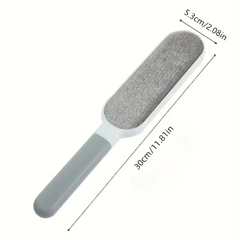 Brosse anti-poils utilisée sur un canapé