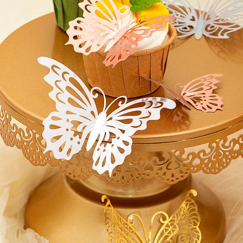 Papillons dorés appliqués sur un mur