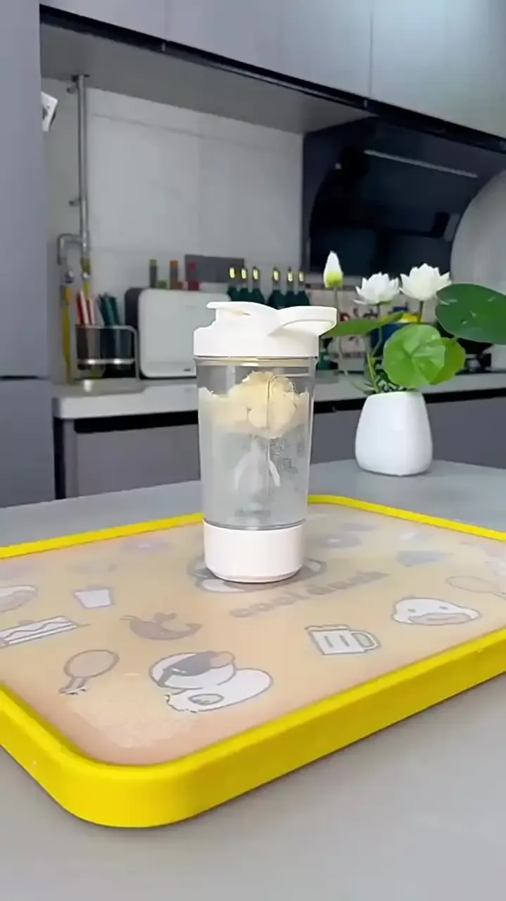 Tasse mélangeur électrique en situation d'utilisation