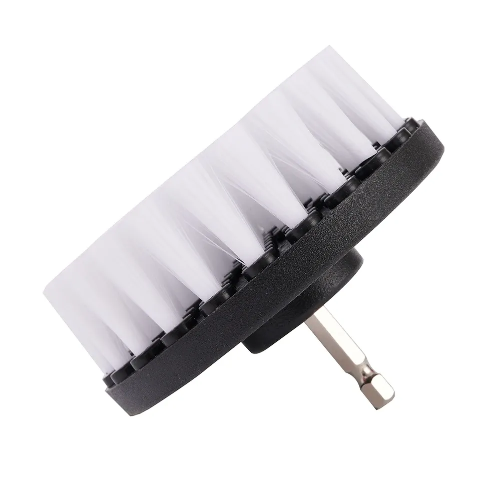 Nettoyage de la cuisine avec la brosse