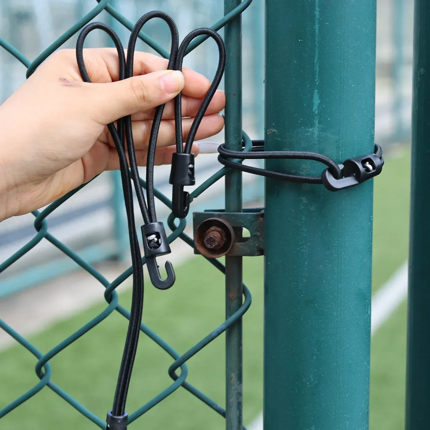 Fixation d'un cordon élastique sur un équipement