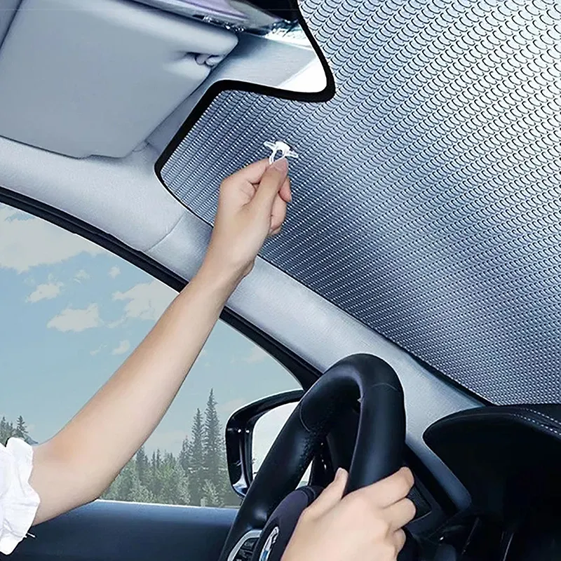 Pare-soleil de voiture installé sur le pare-brise